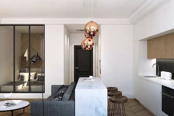 沙发靠着餐桌摆放白色带有纹理的大理石餐桌很有重量的感觉.