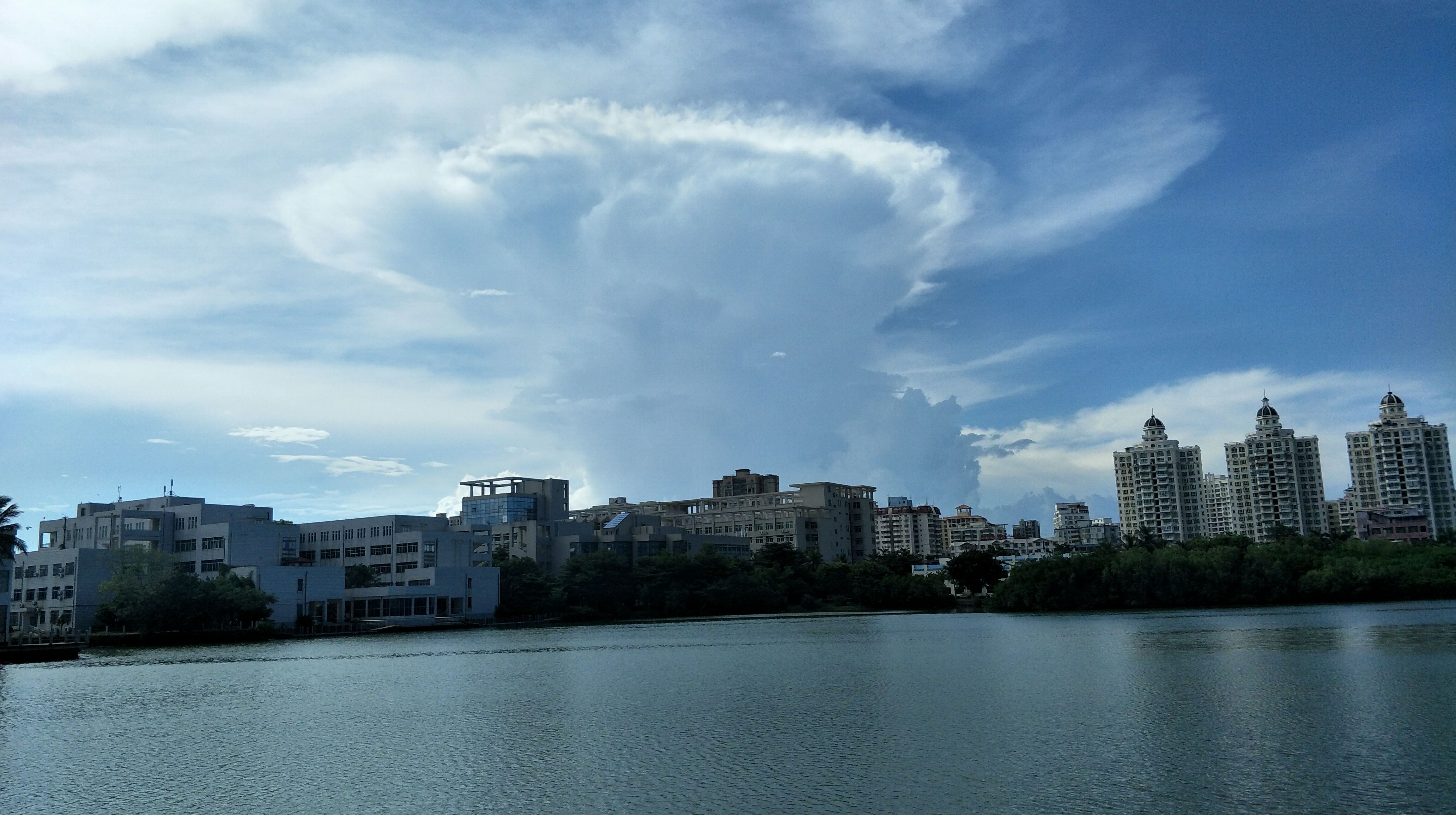 美麗的海南大學東坡湖