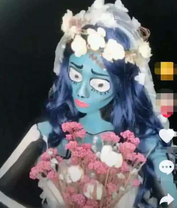抖音女孩把自己化成"僵尸新娘", 脸上刷蓝色油漆,相似
