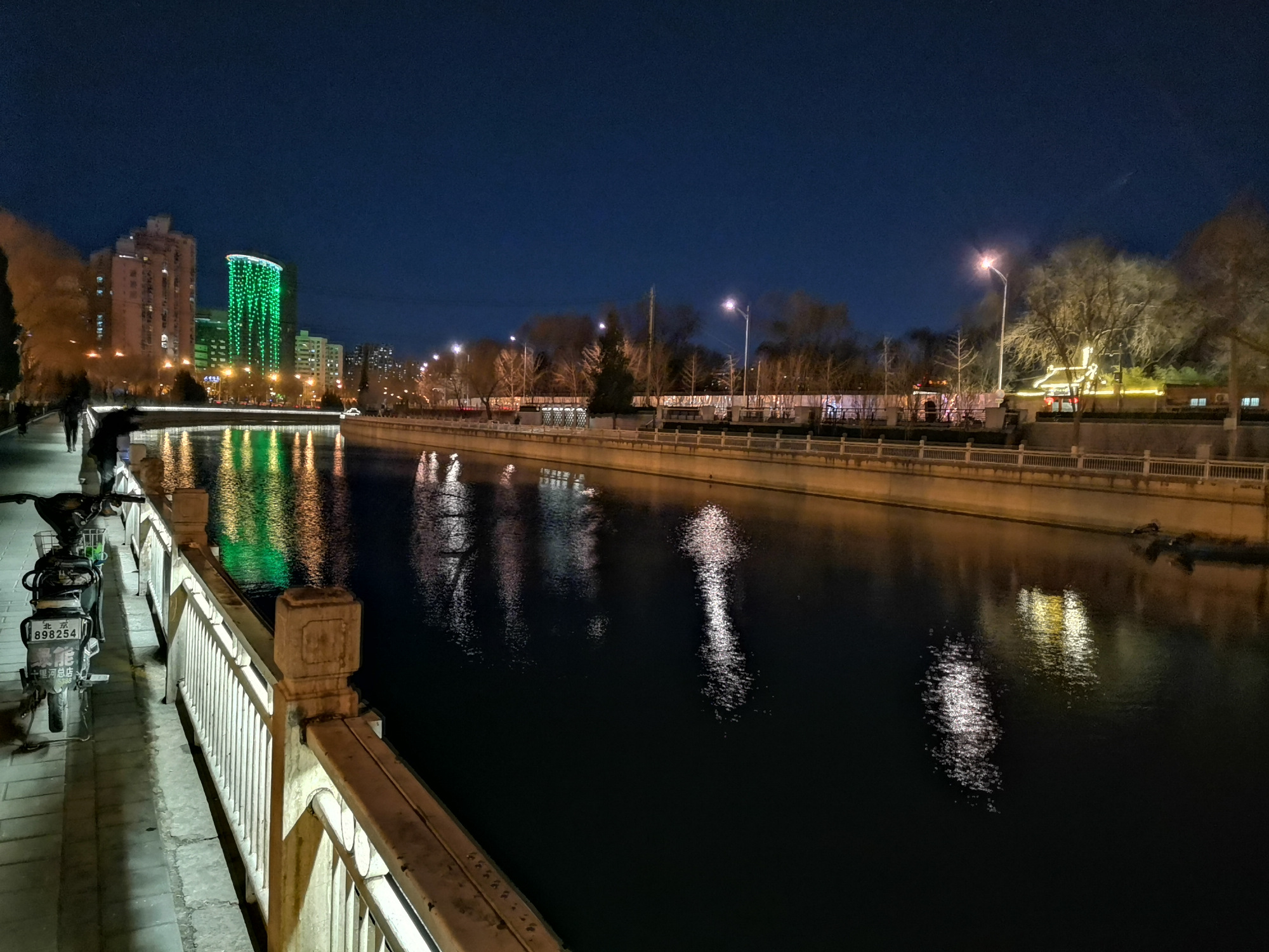 赞,北京的护城河夜景
