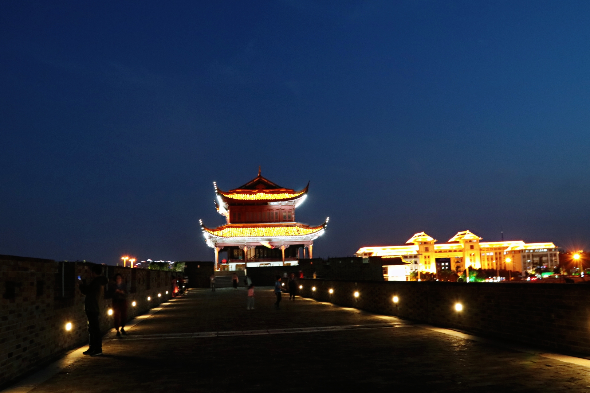 苏州相门古城墙的中秋圆月,美爆了!