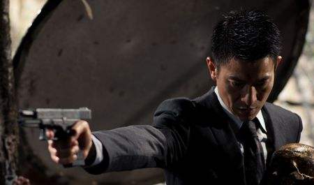 搞笑的风格,影片也确实有几处让人感觉惊悚的场景,例如"盲探"假想凶手