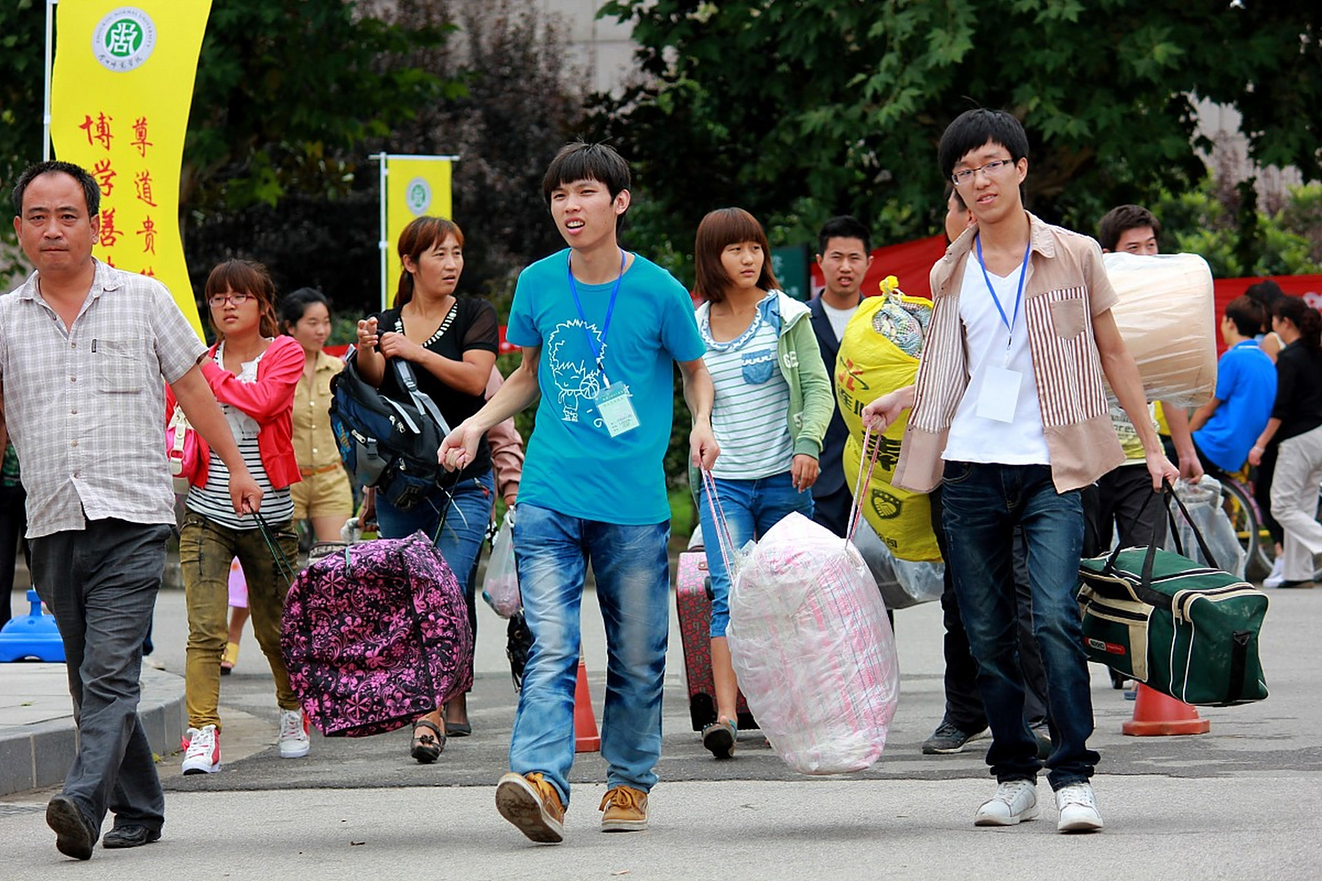 大学生暑假涌向工厂流水线# 我有一个疑问,这种短期工作,如何保证打工