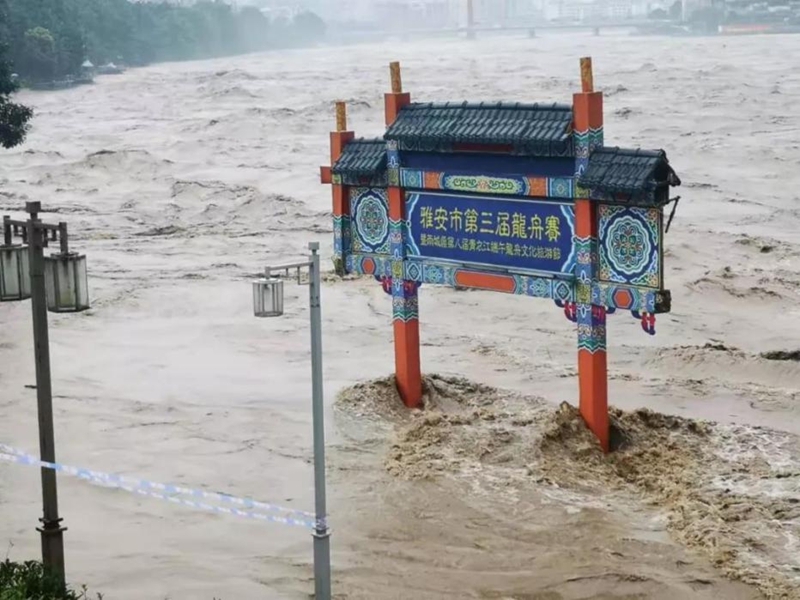 四川雅安暴雨图片