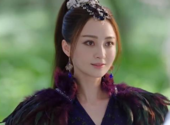 姚笛,在古装剧《择天记》中饰演南客,她演的古装还挺少的,剧中黑毛领