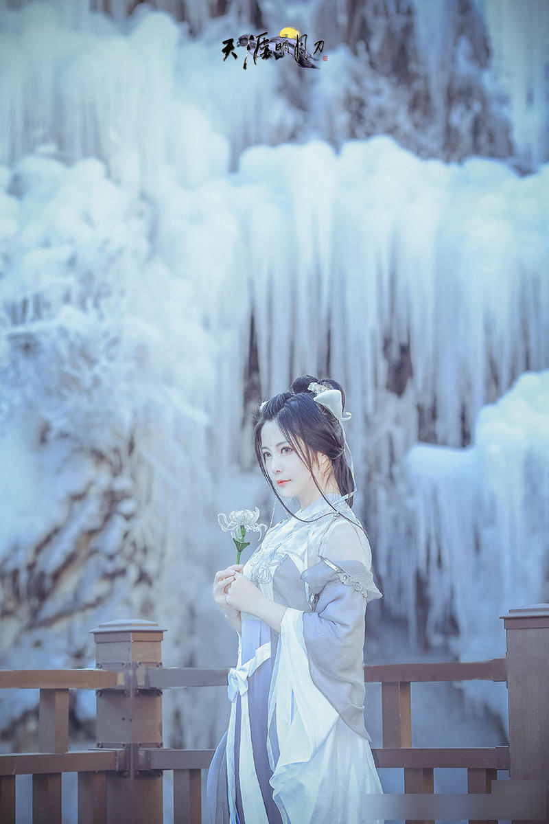 国人气质妹子cos天涯明月刀游戏角色!冰天雪地拍古装相当敬业啊