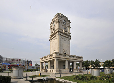 北京:天桥市民文化广场,有八大怪群雕和四面钟