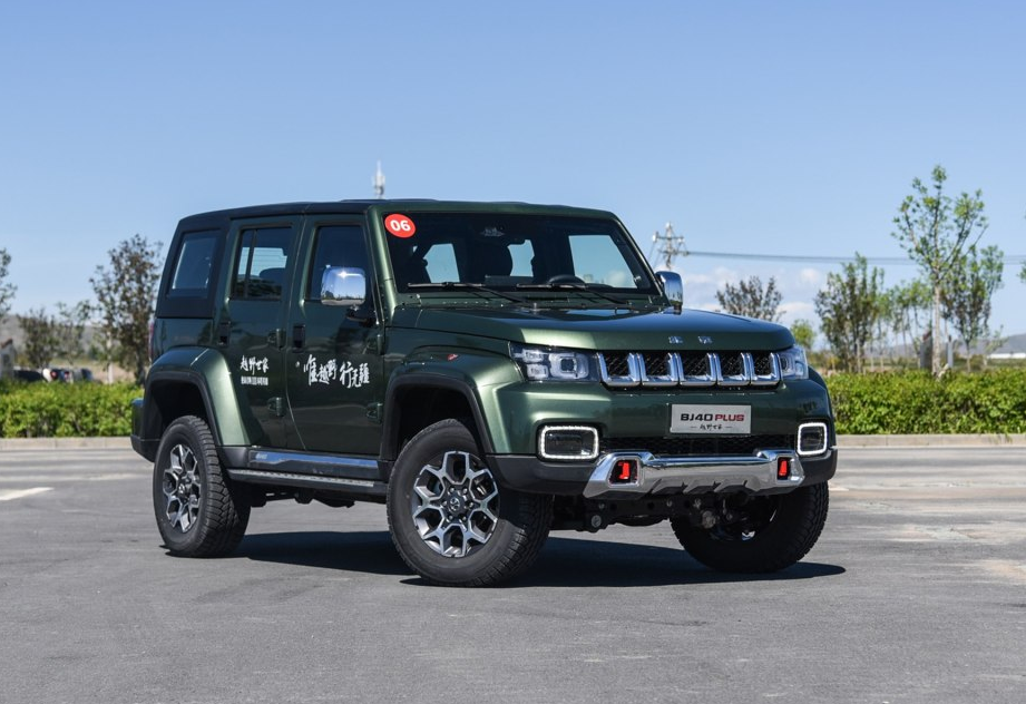 纯国产的北京b40越野车,很经典的一款车型,带来了更强的整体感和厚重