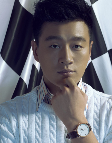 佟大为一开始的座驾也是比较低调的,当时是一辆丰田皇冠,那款车是零八