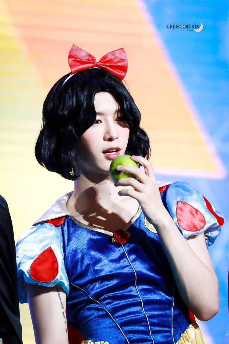 npc男团演唱会上cosplay,范丞丞朱正廷justin男扮女装毫无违和感