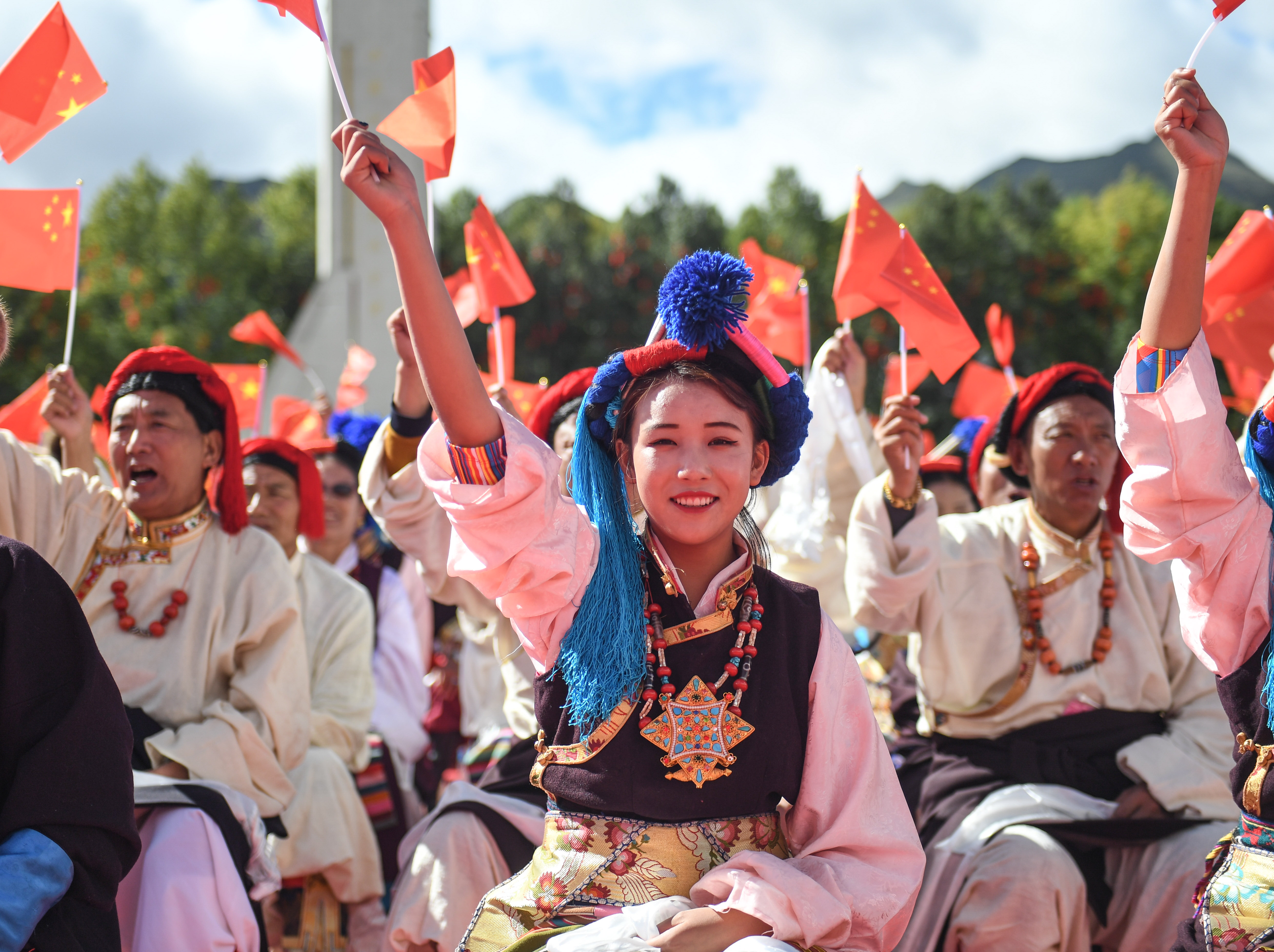 西藏:千人锅庄颂祖国