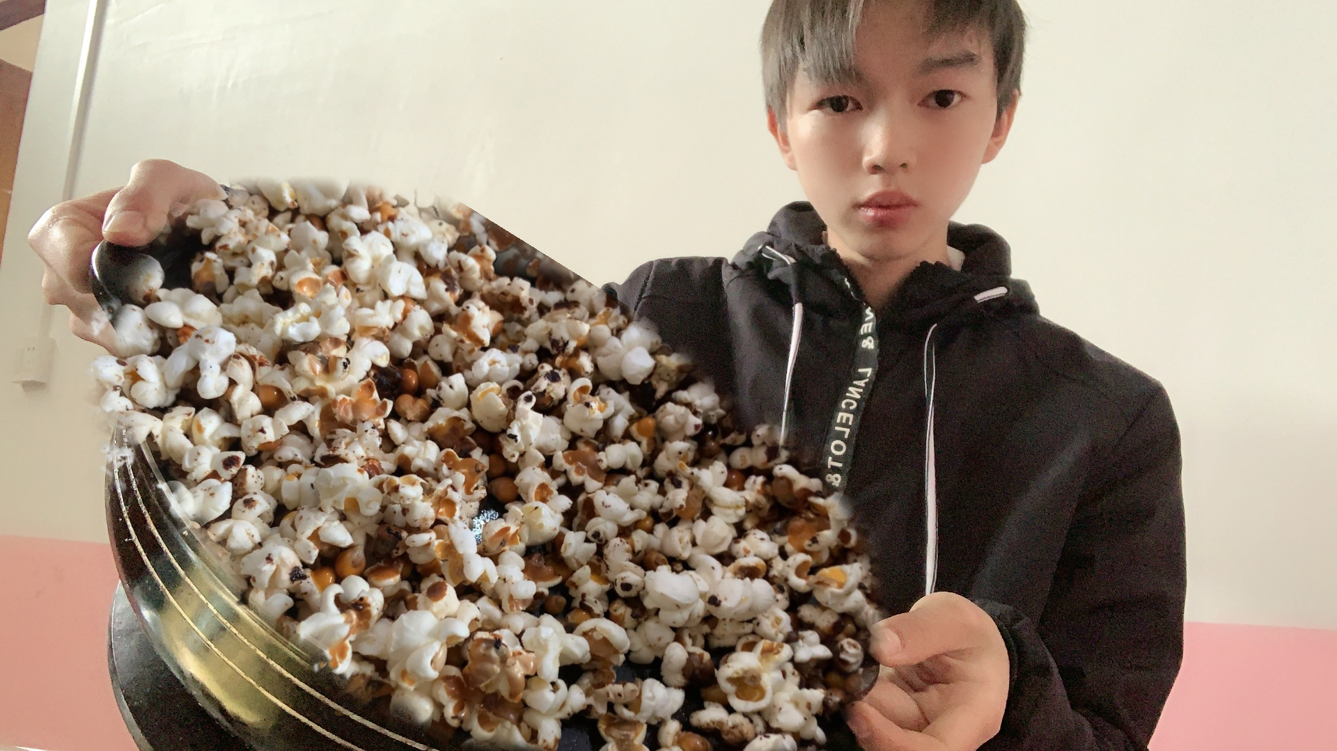 农村小伍:第一次做爆米花吃,现炸的爆米花又香又甜,真好吃