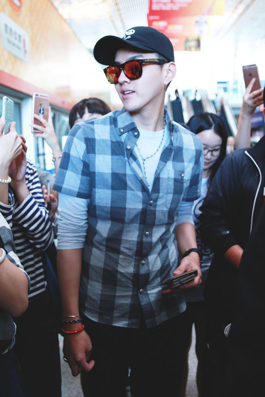 遇见美好# 吴亦凡#以一身休闲格子衬衫搭配黑裤白鞋现身,轻松休闲,但