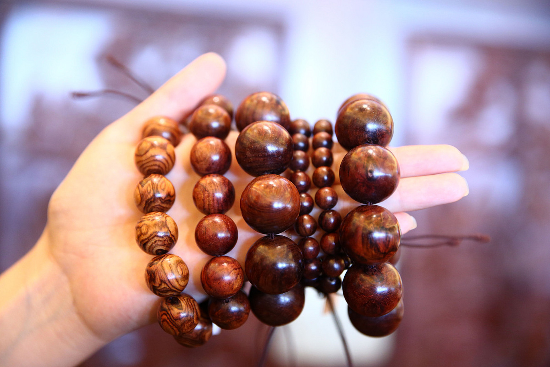 降香黄檀和海南黄花梨虽相似但不同,分别属于豆科和蝶形花科,颜色