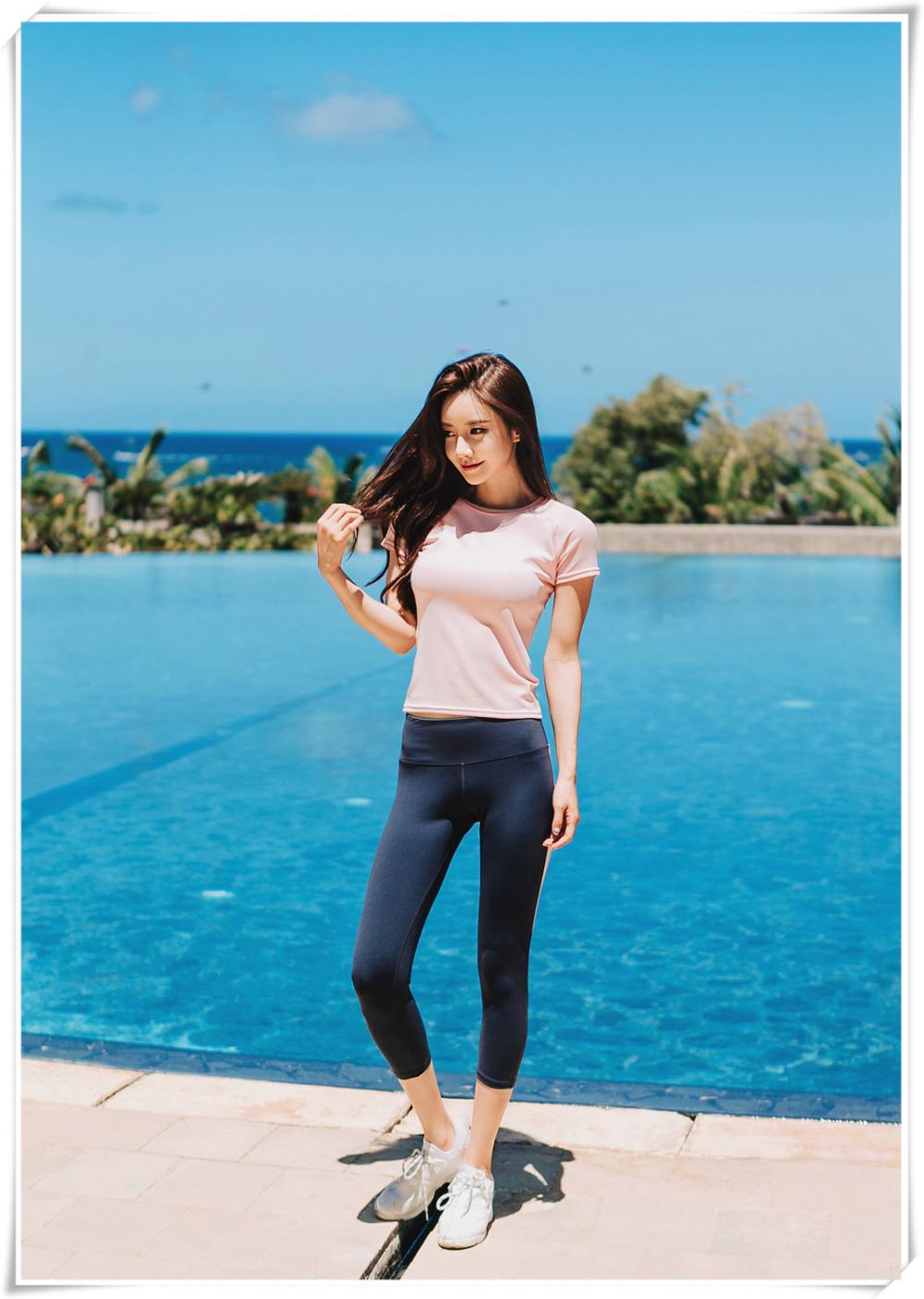 孙允珠粉色运动衫搭配贴身八分裤,有一点小慵懒