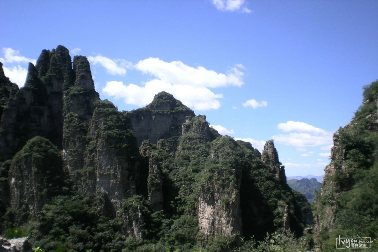 除了阿拉善盟额济纳胡杨林旅游区,保定狼牙山景区,壮观美丽的知名景点