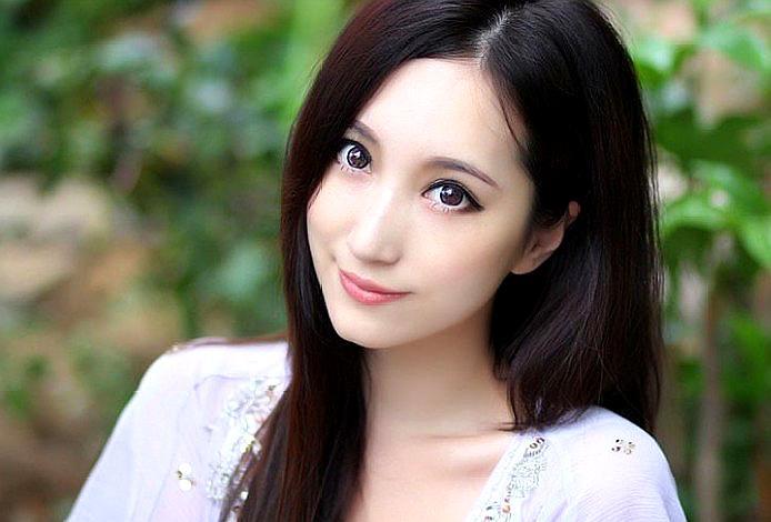 街拍美女小姐姐:图一清纯自然,图三成熟性感,这才叫气质女神!