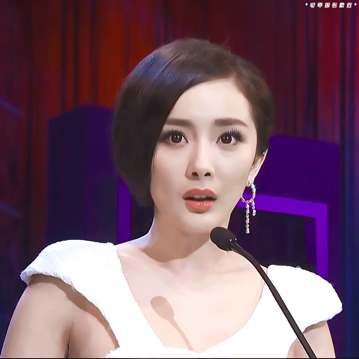 杨幂八年前金像奖红毯,腰细臀翘身材超好,那时脖子前倾就很严重