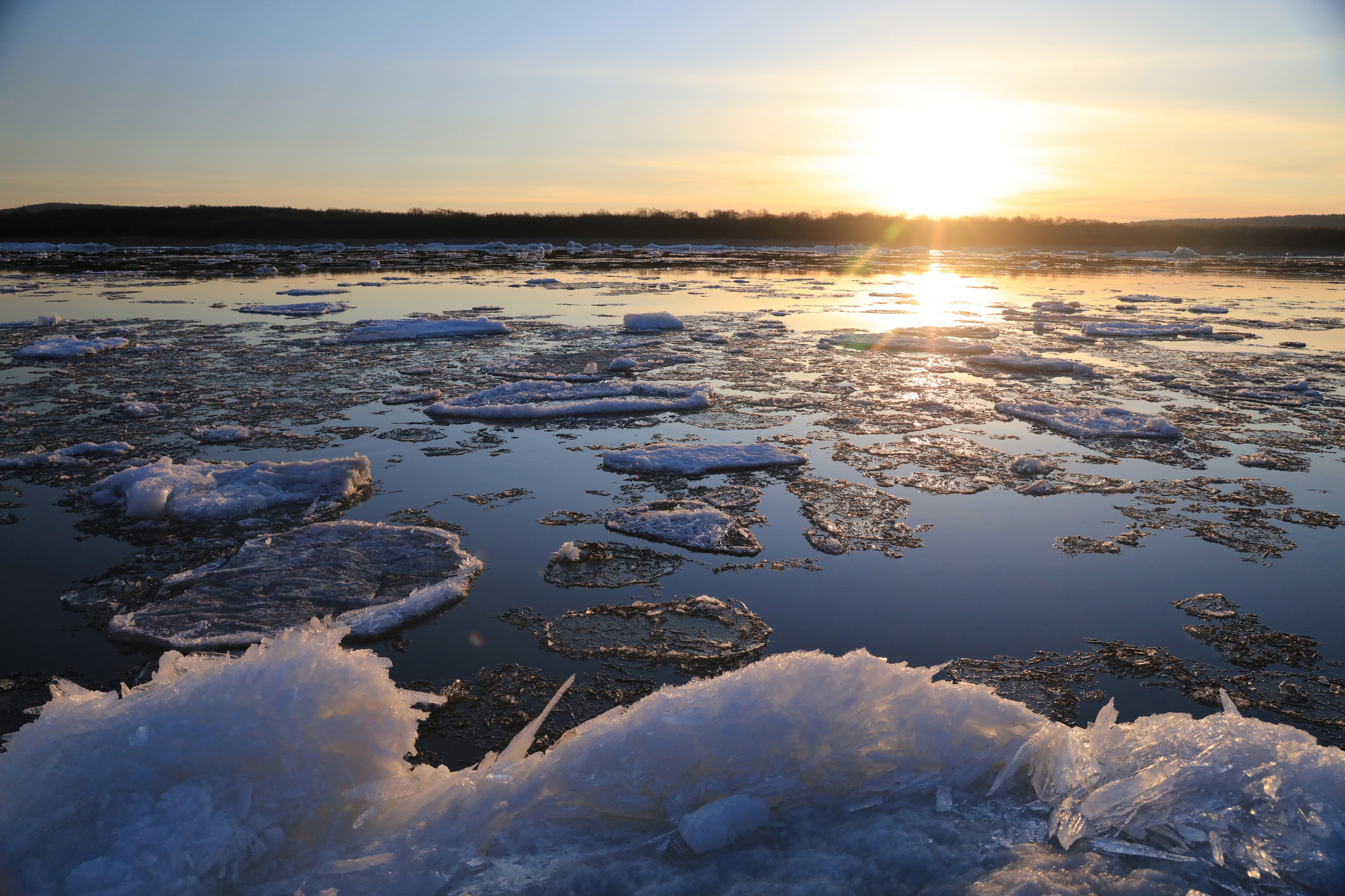 黑龙江呼玛段跑冰排景象壮观  吸引游客