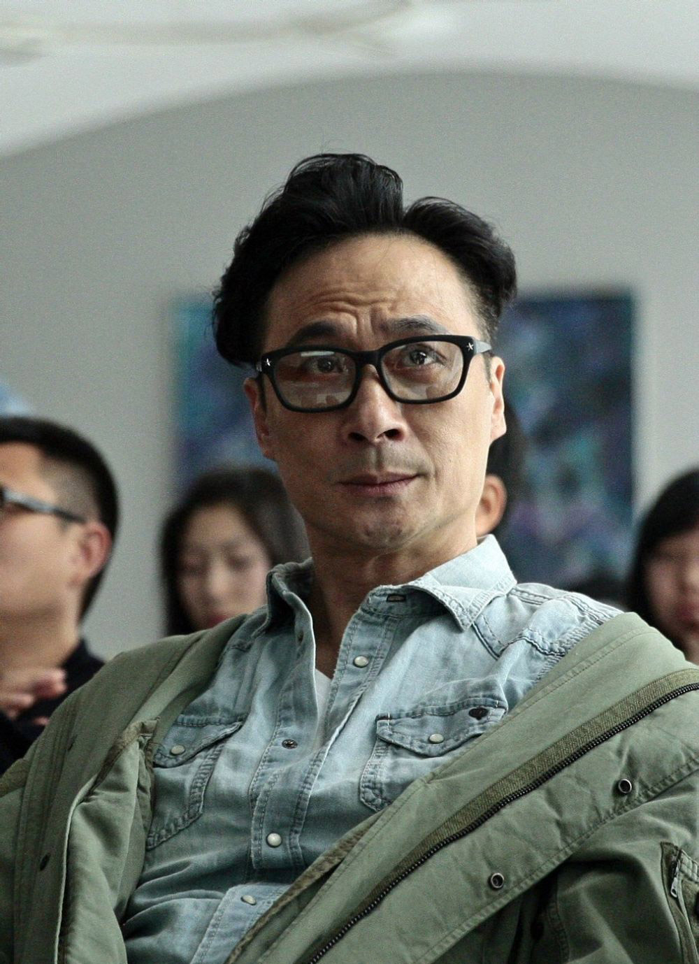 吴镇宇与妻子恩爱数十年不嫌腻,现48岁老婆美若少女