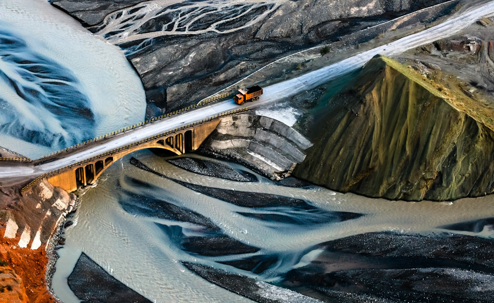 白日里,这条盘陀道上烟尘滚滚,车水马龙,一派繁忙的景象.