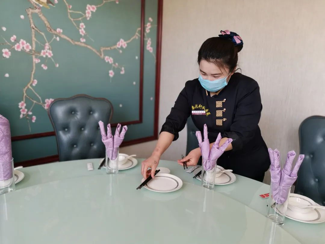 公筷公勺成市民就餐新风尚