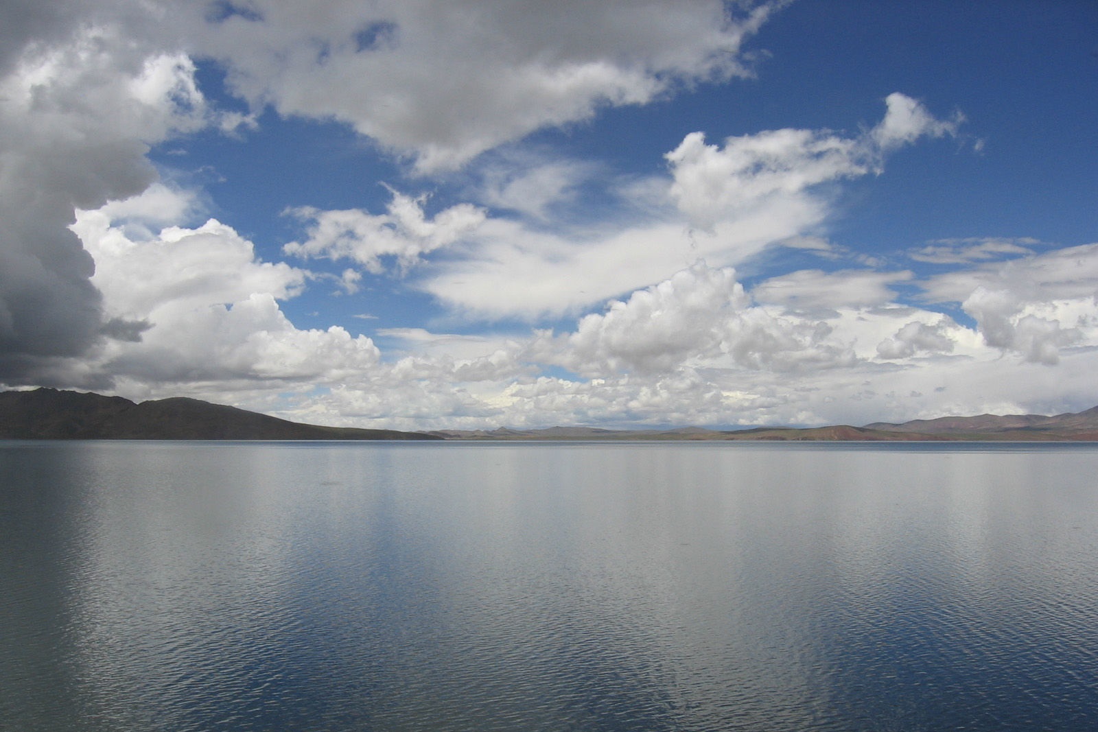 错那湖,位于那曲市安多县,湖面海拔4650米,是怒江的源头湖.