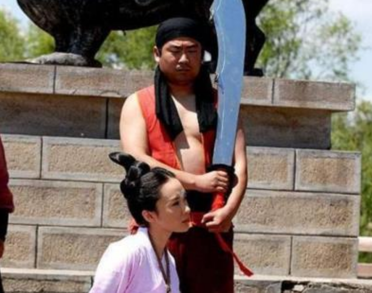 刽子手行刑前,为何在大刀上喷上一口烈酒,原来有这样的讲究