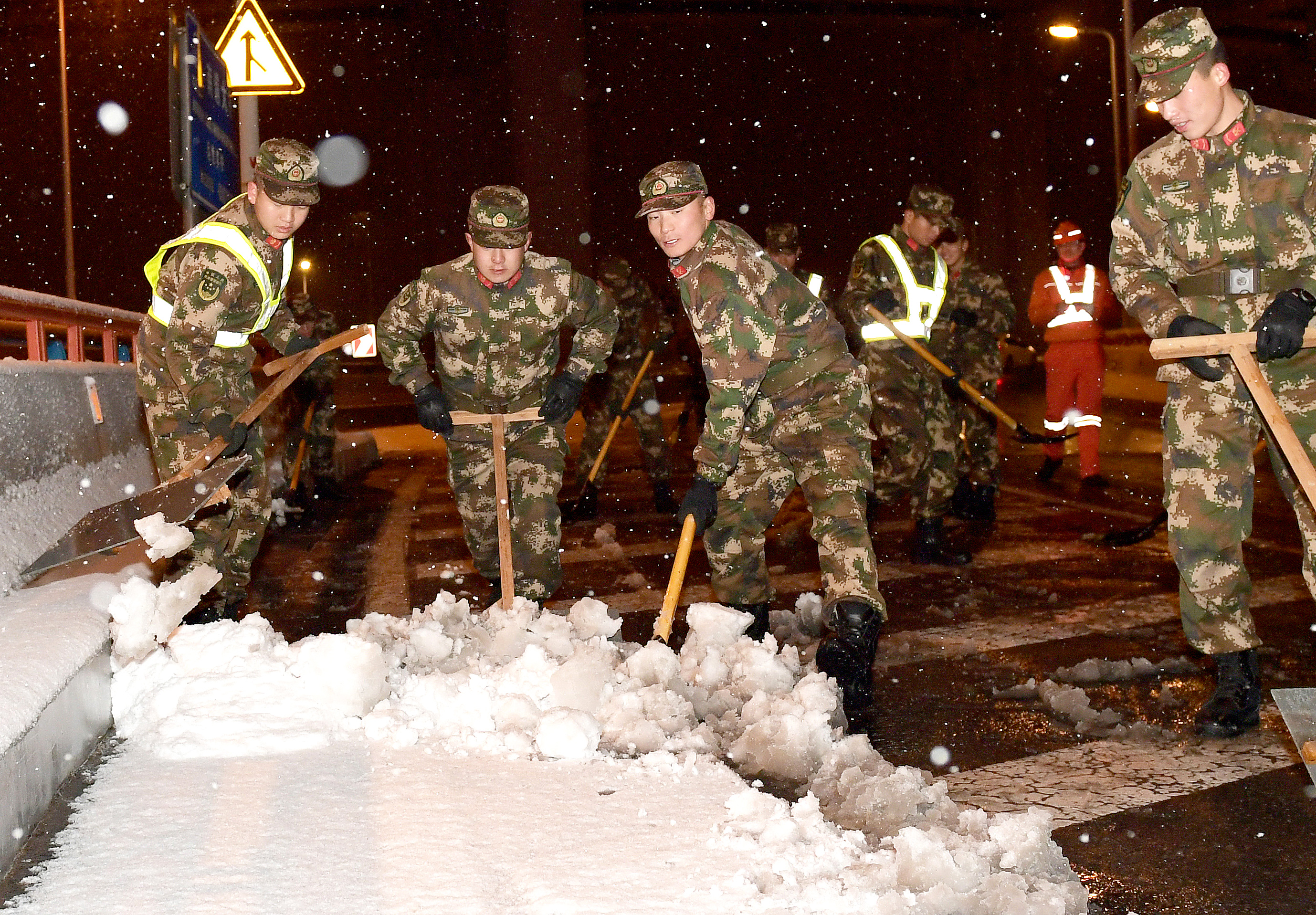 (新华全媒头条)(1)雨雪冰冻中,他们奋力前行——基层党员干群抗击冰雪