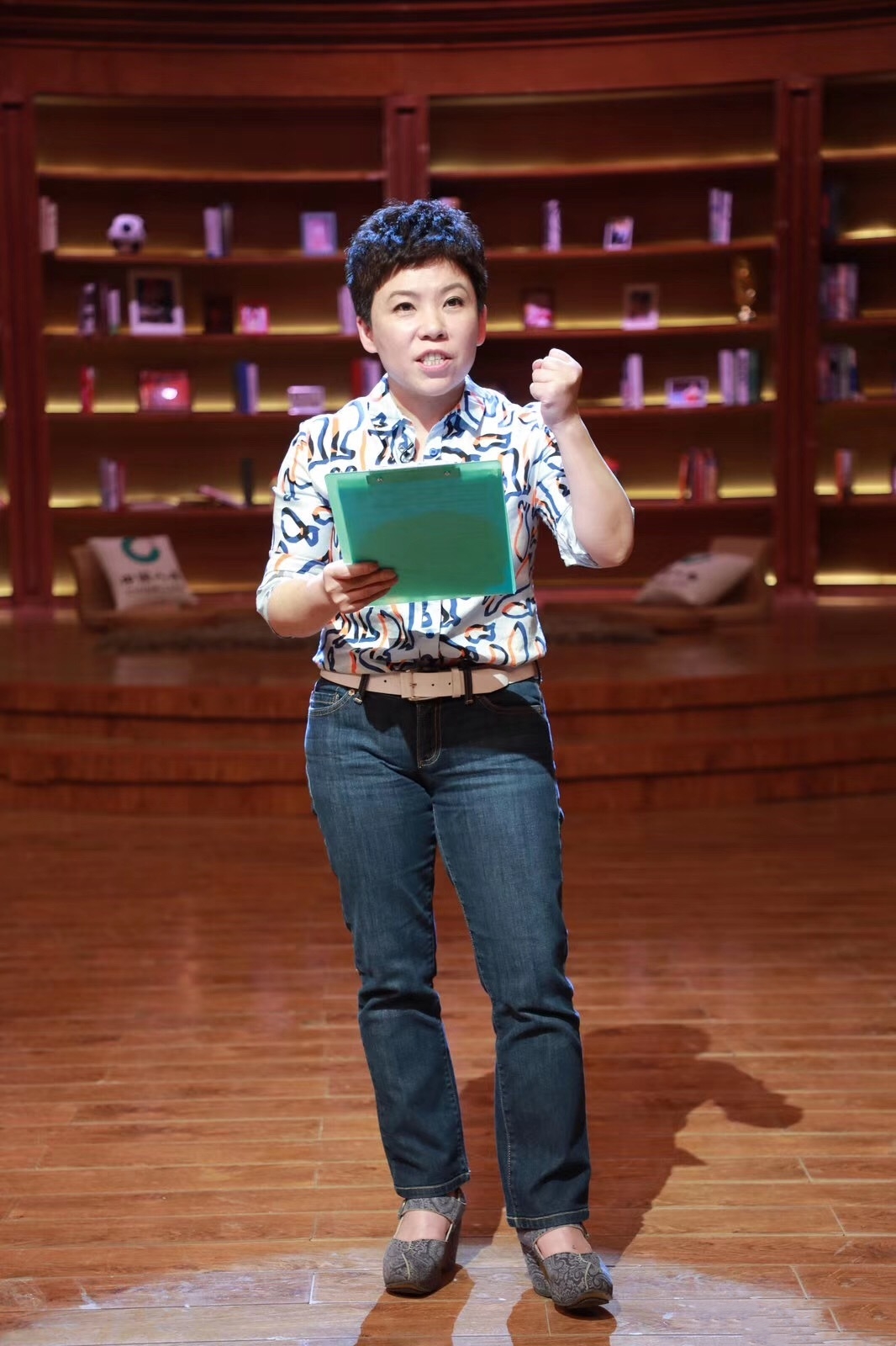 46岁邓亚萍素颜走机场,一身黑好低调,155cm微胖身材冠军范十足