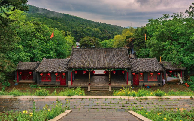 石台子山城,是高句丽占据辽东时修筑的重要山城,闭合式石垒山城