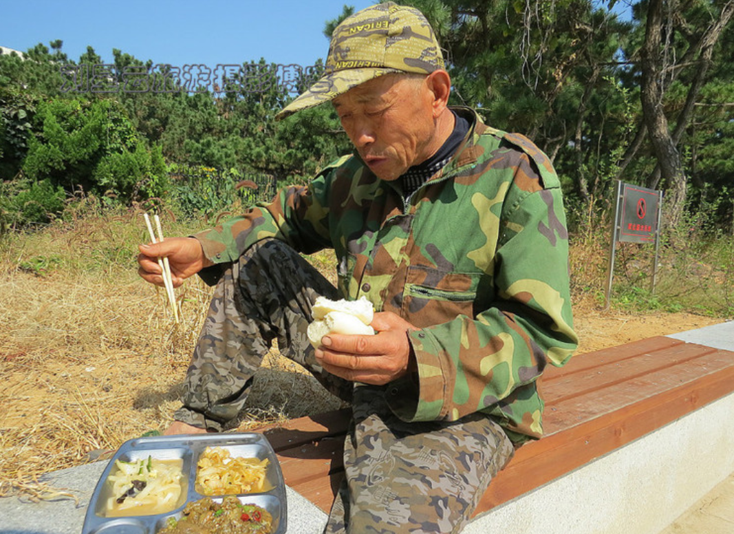 农村老人,本该到了退休的年纪,为什么还在外拼搏打工?