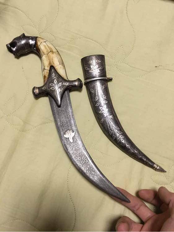 据史料记载,该武器最早诞生于古印度时期,在古代,大马士革刀就是锋利