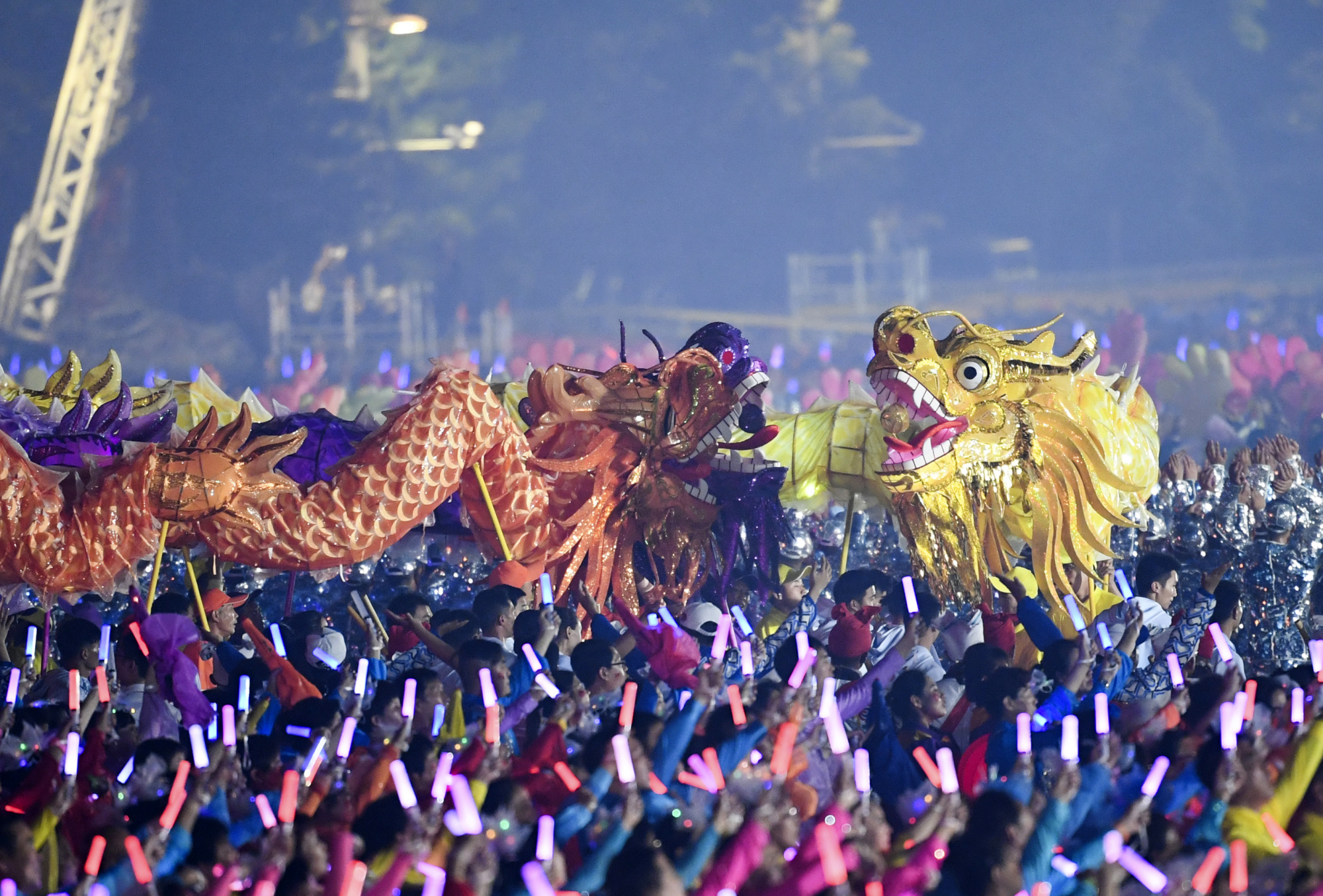 重庆铜梁龙舞创新表演献礼国庆联欢