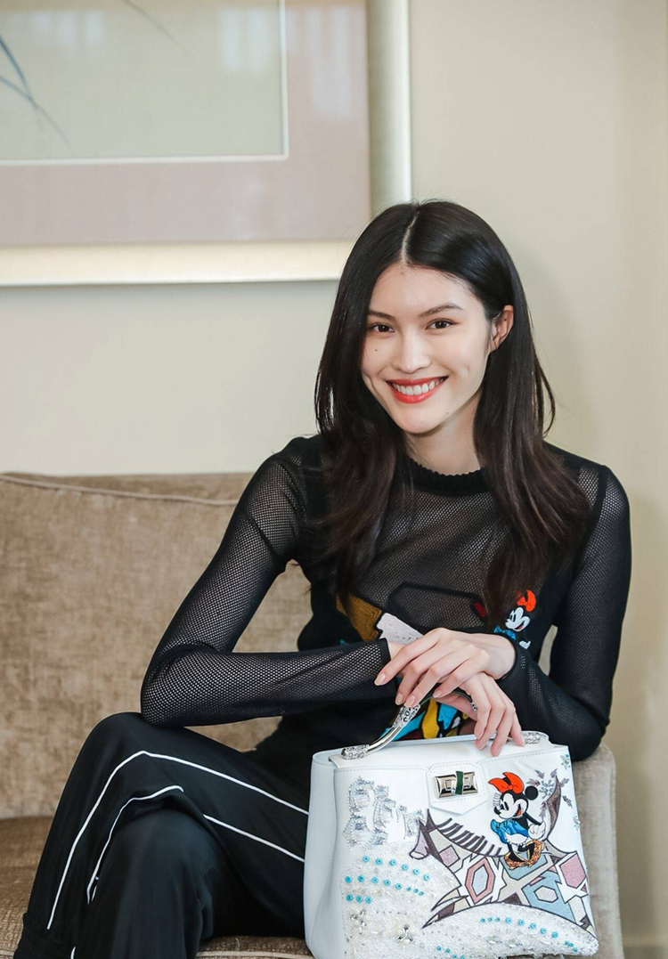 超模何蕙参加某发布会活动,这一身打扮演绎别样的率性酷感