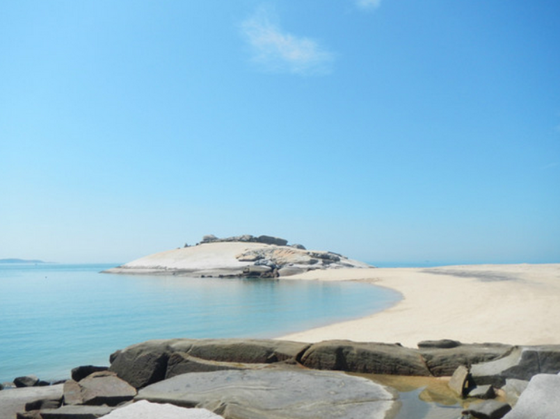 东甲岛,属于福建省平潭县南海乡,距离塘屿岛南中东村东海岸5.