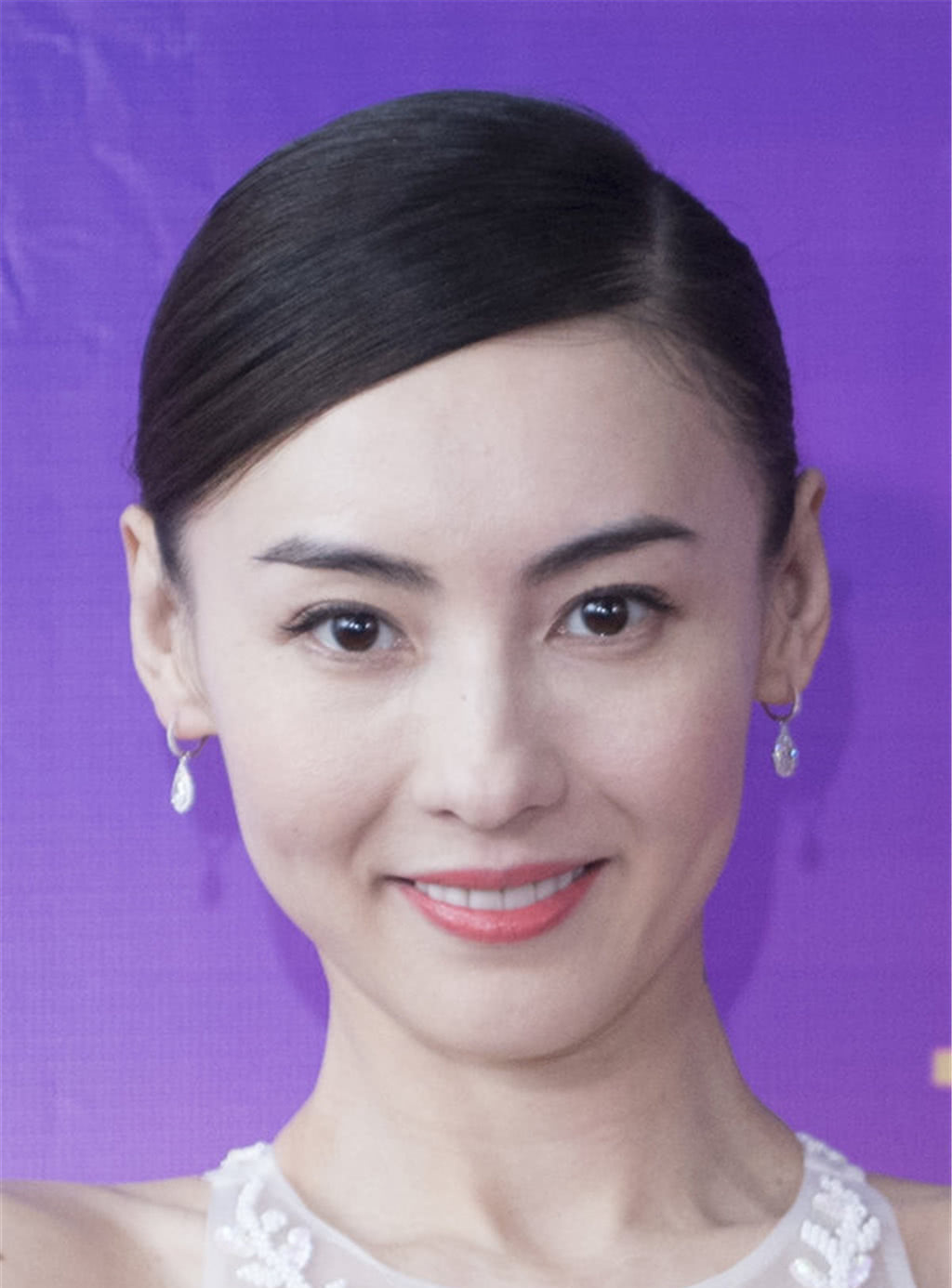 张柏芝早年婚纱写真照,皮肤白皙长相清纯,腰围很是抢眼!