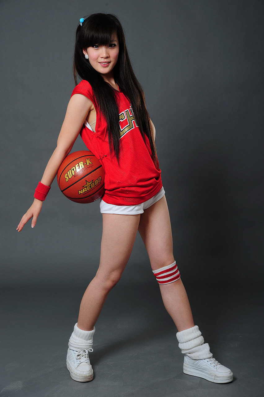 女篮张子宇,年仅16岁,身高却已达到了2米28,比姚明还要高出2厘米!