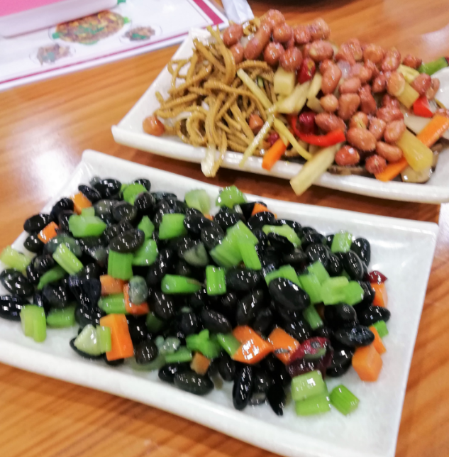 小城侯马街头又一美食 大盘鸡 吃着鸡喝着酒聊着天