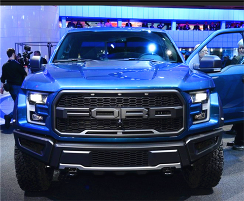 霸气蓝色福特猛禽,最近比较火的一款车,从视觉上看,车身显得更加宽大