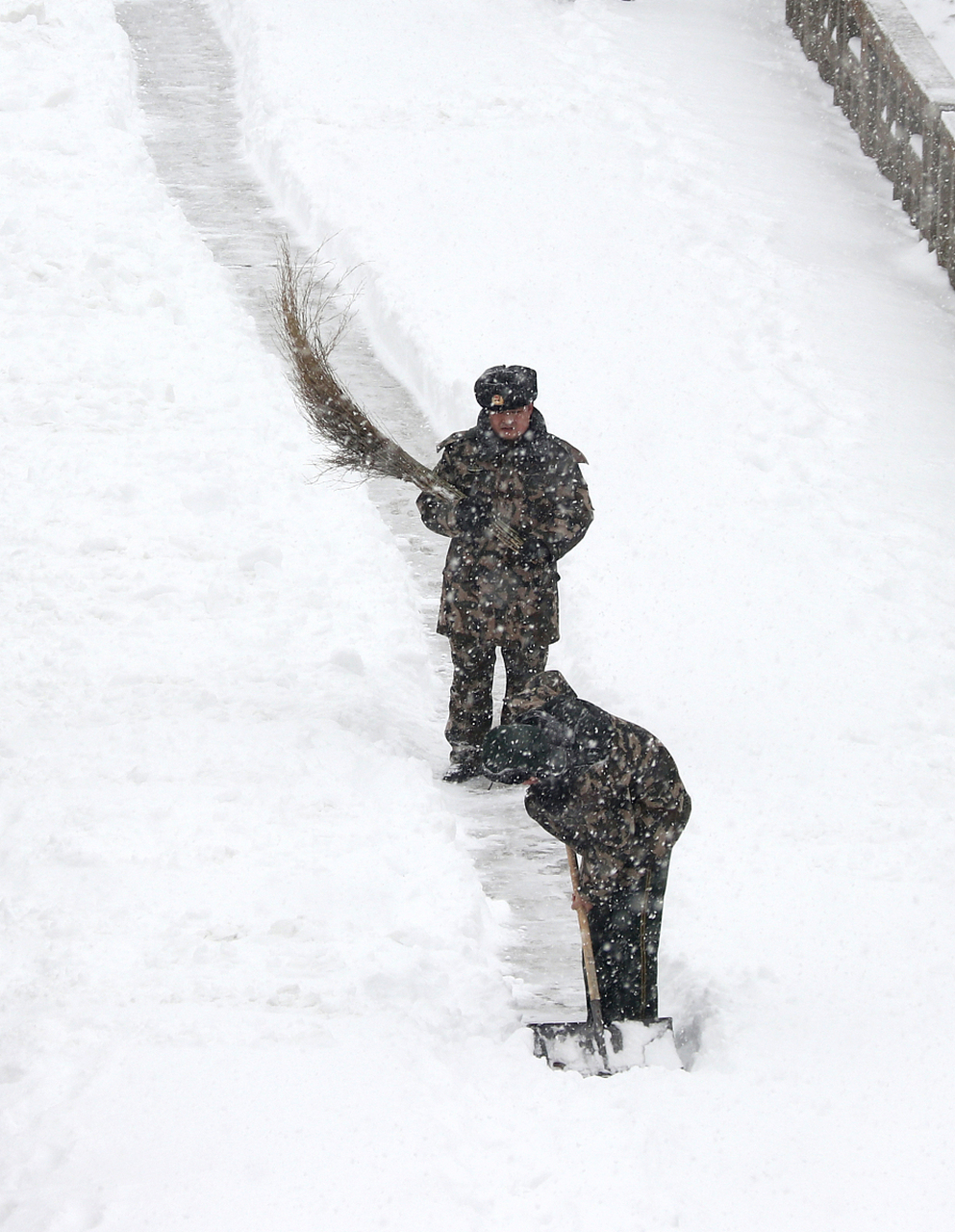 有一种人,他们的身影显得格外高大,他们的眼神充满了坚毅与执着