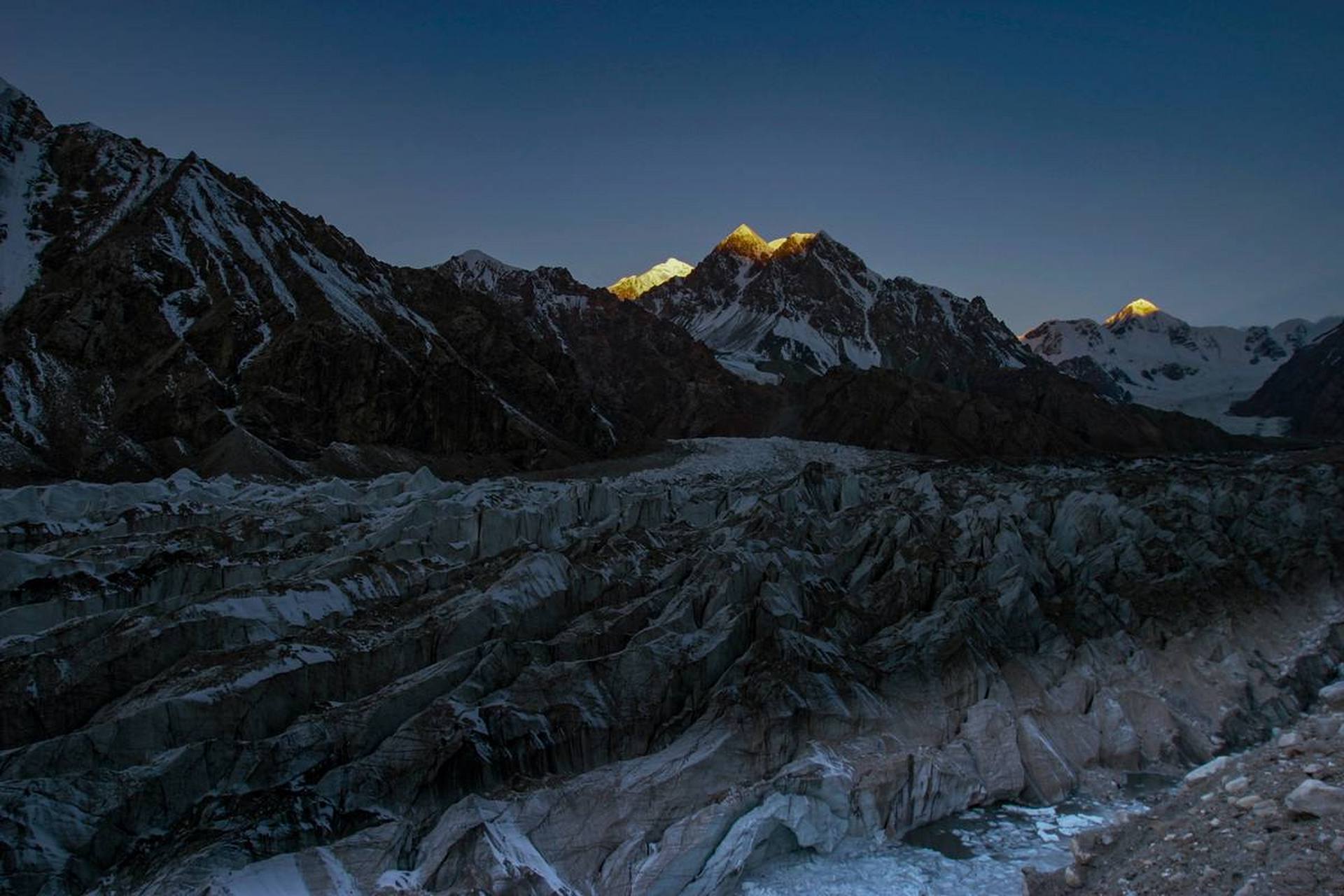 万物皆可云# #云游全世界# 天山托木尔冰川:托木尔峰海拔7443.