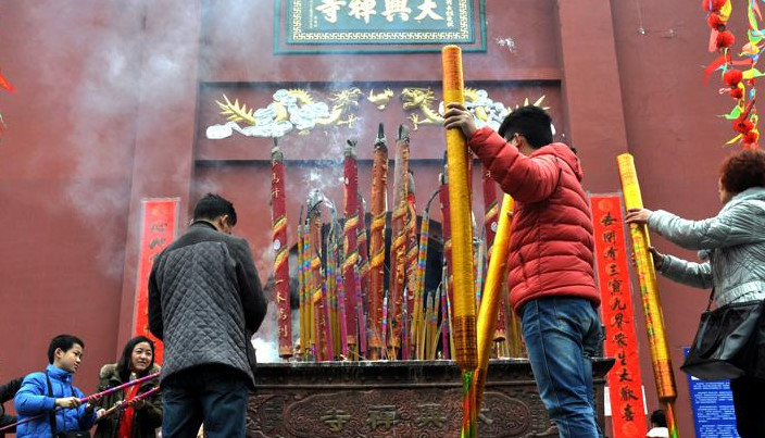 在农村烧香的时候有啥讲究?为啥偏偏要烧三根,三根香代表啥寓意