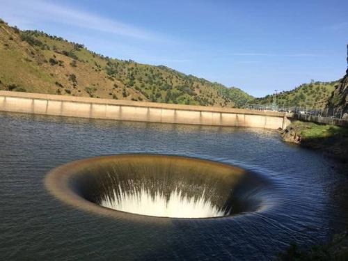 你见过水上黑洞吗?在加州的水坝上,有一个环形泄洪道.