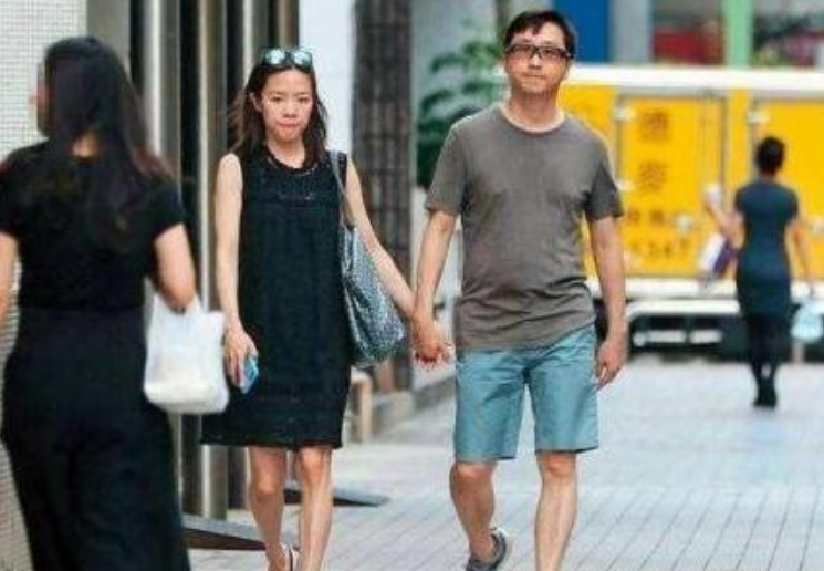 57岁庾澄庆二胎得子,两年就抱俩,娇妻身份不简单,真是人生赢家