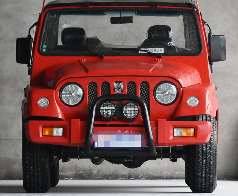 战旗 bj2033chb1 手动 ck,整体设计神秘,车型显得沉稳!