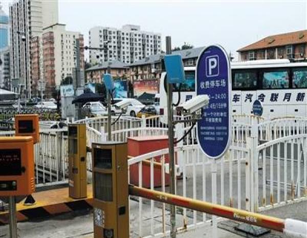 男子北京西站停车56小时被收1115元 管理方:不多