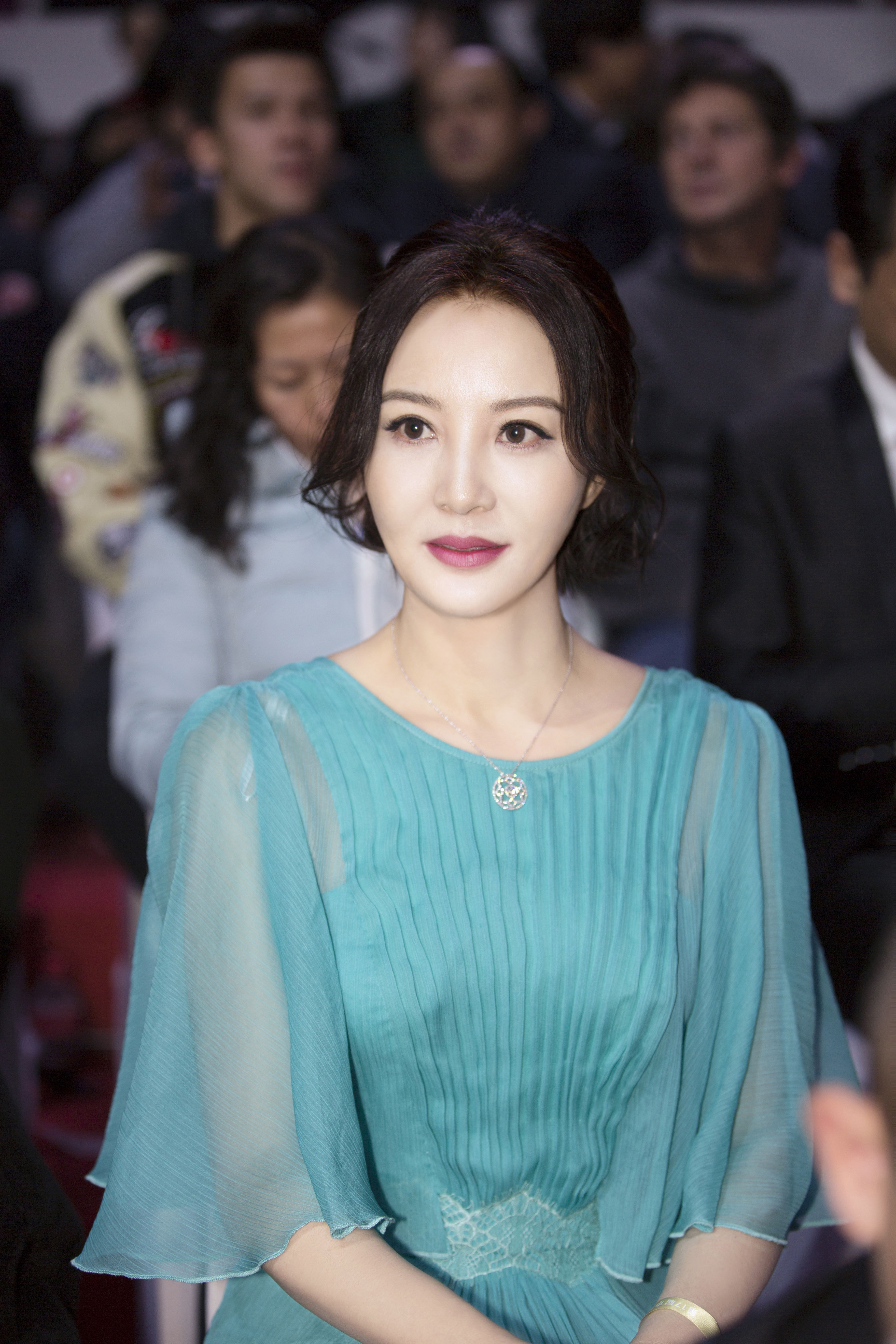 陶红惊艳亮相华表奖红毯 气质优雅显仙女本色