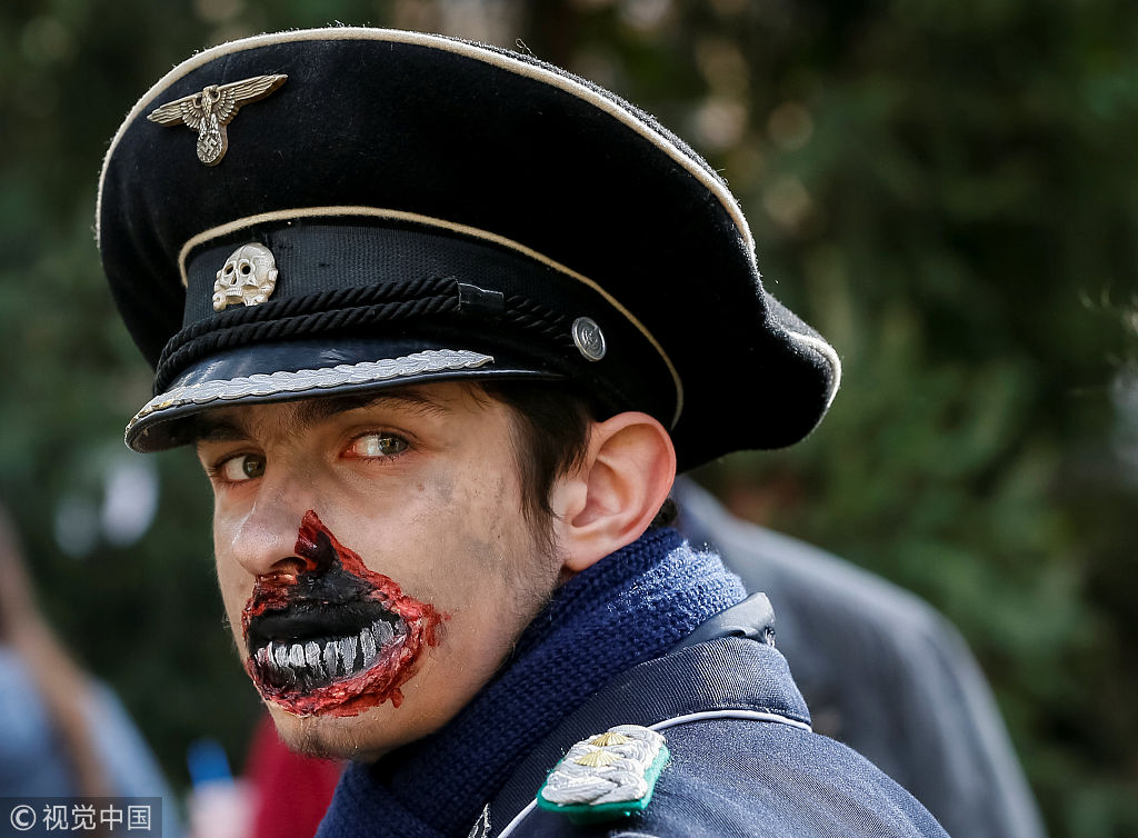 乌克兰民众举行丧尸大游行 满脸獠牙让人瘆得慌