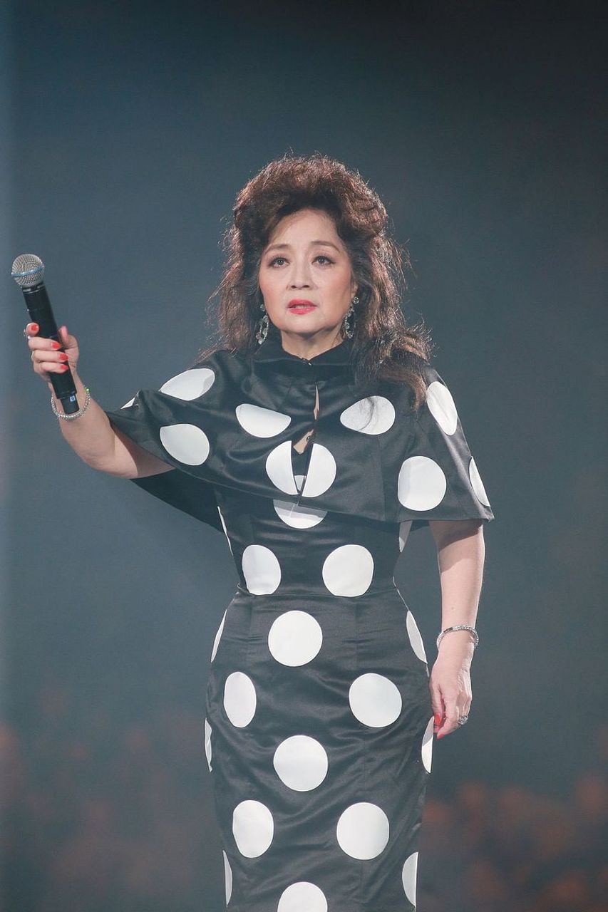 年轻歌手假唱是可耻,徐小凤假唱就是情怀就是敬业,就是这么大年纪了能